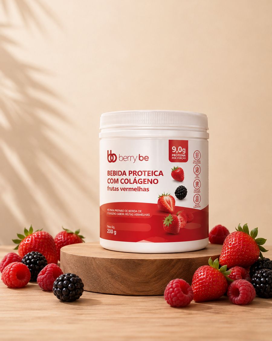 Pote de Bebida Proteica com Colágeno sabor frutas vermelhas, 200 g, sobre uma base de madeira cercada de frutas vermelhas